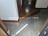 玄関：玄関から続くフローリングが、住まいの温もりを感じさせます。日差しが差し込む明るい玄関で、毎日気持ち良くお出かけできます。