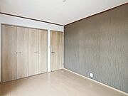 庭に面した洋室のアクセントクロスは、木目とも相性の良いグレー調の落ち着く色合いです
