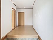 全体をやわらかな木目調で仕上げてあります