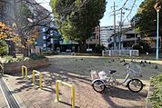 関目駅前小公園 242m