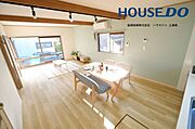 【リビング角度】明るいアクセスを採用！建具のドアはかわいらしいデザインドアにしました！こだわりはオシャレなダクトレールです！