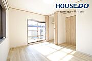 【2階洋室】約6.5帖の部屋！バルコニーに通じるお部屋です♪床の上張りとクロスの張替をしております！クローゼットとドアも新品交換しております！