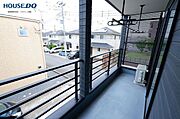 南向きで陽当り良好なバルコニー。洗濯物や布団干しも快適です。目の前に高い建物がなく、開放的な眺望が楽しめます。便利な物干し金具付き。多少の雨風しのげる屋根付きです♪
