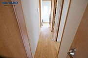 明るい陽光が差し込む廊下。各居室へのアクセスがスムーズな動線設計で、木の温もりを感じる心地よい空間が日々の生活を優しく彩ります。