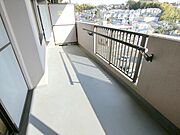 陽当たり良好な南東向きのバルコニーです。十分な広さが確保されているので、沢山の洗濯物も出も安心です。