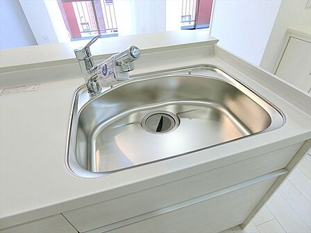 広めのシンクは洗い物も苦になりません。水栓には安心できるお水を手軽に利用できる浄水器付きです。