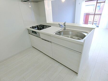 新規設置された対面キッチン。食洗器・浄水器・3口コンロ付きで快適な家事をサポートします。