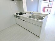 新規設置された対面キッチン。食洗器・浄水器・3口コンロ付きで快適な家事をサポートします。