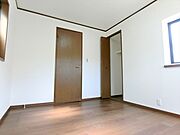 コンビニが至近にある便利な住環境です。小中学校へのアクセスも良く、お子様の通学も安心の立地です。