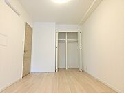 6.5帖の洋室には引き戸を開放してリビングと一体としても利用することが可能な間取りです。