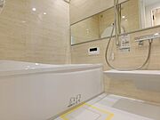 新しいお風呂で快適なバスタイムを存分に楽しめますね。浴室換気乾燥機・追い焚き機能付きです。窓付きの明るい浴室です。