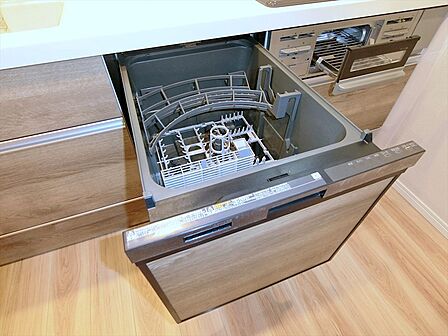 家事の負担を減らせる食洗器付き。簡単操作で食器もスッキリピカピカになります。