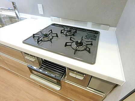 お料理も効率的に行える3口ガスコンロ。お掃除もサッと簡単に行えますね。