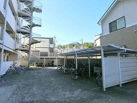 本物件に駐車場は付帯されません。駐輪場は月額200円で利用が可能です。