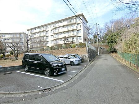 駐車場は月額6000円で利用が可能です。空き状況は随時確認いたします。