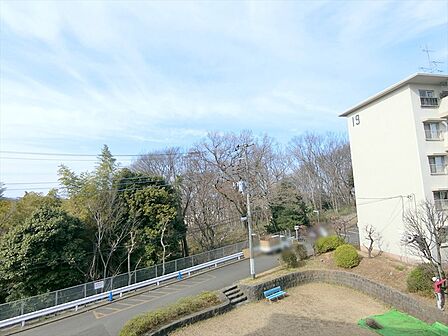 4.8帖洋室からの風景です。緑豊かな敷地内は四季折々の表情を楽しめます。