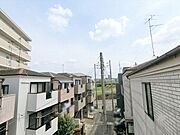 3階バルコニーからの風景です。大通りから1本入った閑静な住環境に立地しています。