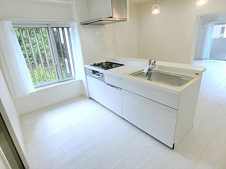 新規設置された対面キッチンは窓に面した明るいキッチンです。食洗器・浄水器・3口コンロ付きで快適な家事をサポートします。