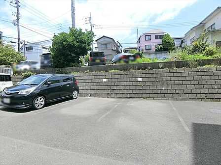 駐車場は月額9000円で利用が可能です。空き状況は随時確認いたします。