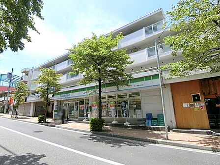 ファミリーマート 市ヶ尾駅北口店(309m)