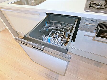 家事の負担を減らせる食洗器付き。簡単操作で食器もスッキリピカピカになります。