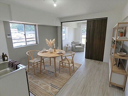 新規内装リフォーム済の1LDK。南東向きの角部屋で陽当たり・通風も良好なお部屋です。設置された家具等はAIにて作成されております。
