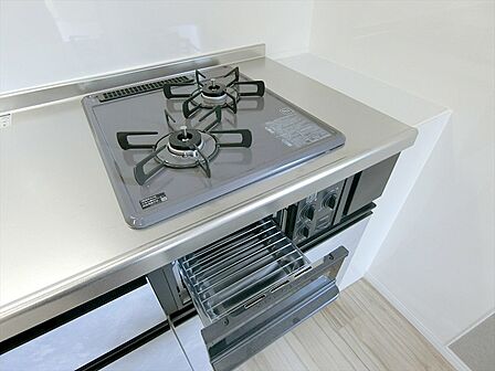 お料理も効率的に行える2口ガスコンロ。耐久性優れたホーロートップはお掃除もサッと簡単に行えます。