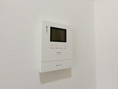 来訪者を目視で確認できるモニター付きインターホン。セキュリティ面でも安心の設備を新規設置済です。