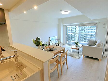 陽当たり良好な南向きの広々とした17帖のLDKです。設置された家具等は販売価格には含まれません。