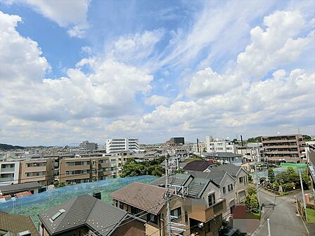 バルコニーからは最上階住戸ならではの開放的な眺望を楽しめるお部屋です。