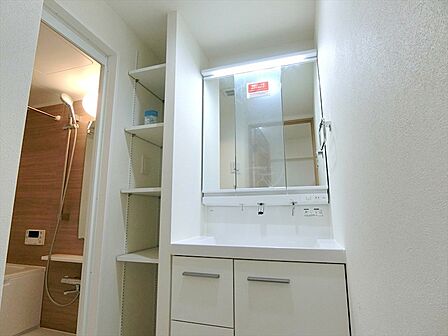 側面に収納スペースも設けられた収納豊富な洗面台です。準備の時間も快適に行えますね。