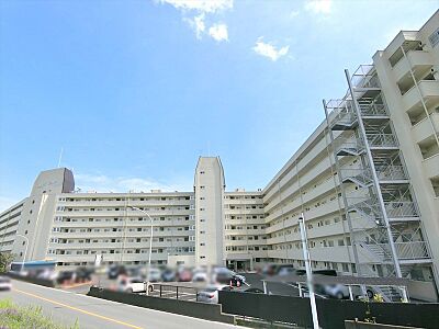 外観:「久地」駅へ平坦アクセス徒歩9分。築年数は経ていますが、総戸数220戸のビッグコミュニティで管理状態も良好な物件です。 外観:「久地」駅へ平坦アクセス徒歩9分。築年数は経ていますが、総戸数220戸のビッグコミュニティで管理状態も良好な物件です。