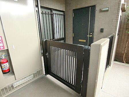玄関には独立性を高める玄関ポーチ付きです。戸建感覚で利用できますね。