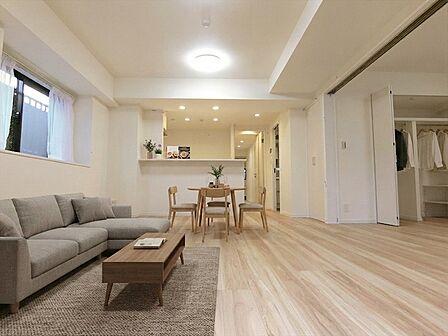 内装一新・設備充実のリノベーション住戸。ペットもご遺書に生活が可能な物件です。設置された家具等はAIにて作成されております。