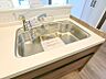 キッチン：広めのシンクは洗い物も苦になりません。水栓には安心なお水を手軽に利用できる浄水器が内蔵されています。