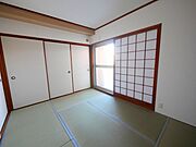 LDK隣接の和室6帖は畳交換済み。引き戸の開閉で空間を柔軟に使い分けできます。