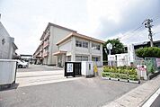 西紫原小学校【鹿児島市立西紫原小学校】は、紫原4丁目に位置する1969年創立の小学校です。令和3年度の生徒数は917人で、39クラスあります。校訓は「かしこく　やさしく　たくましく」です。 630m