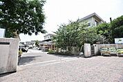 紫原小学校【鹿児島市立紫原小学校】は、紫原2丁目に位置する1965年創立の小学校です。令和4年度の生徒数は599人で、28クラスあります。校訓は「進んで考える　他を思いやる　最後までがんばる」です…
