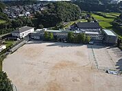 松元中学校【鹿児島市立松元中学校】は、上谷口町にある1947年開校の中学校です。生徒数は701人で、21クラスあります。校訓は「向学　進取　希望」です。 3700m