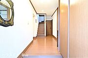 住まう方、訪れる方を上品に迎える玄関スペース