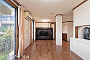 大型テレビも置ける広々リビングは、陽当りが良く、部屋いっぱいに明るい陽光が広がります。