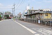 JR宇宿駅宇宿3丁目にあるJR九州指宿枕崎線の駅で一日の平均乗車人数は約1259人（2019年度）近隣には桜ヶ丘団地や鹿児島大学病院、宇宿商店街、オプシアミスミ、ラウンドワンなどがある 830m