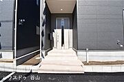 住まう方、訪れる方を上品に迎えるエントランス