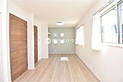 窓からやわらかな光が入る子ども部屋です。奥行きがあり、家具の配置もしやすそうです。