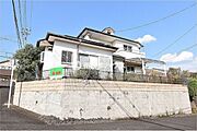 別角度から見た外観です。建物の奥行きやバルコニー、屋根付きスペースの配置が確認できます。