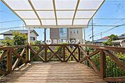 屋根付きのウッドデッキです。外の空気を感じながら過ごせる、暮らしにゆとりを添えるスペースです。