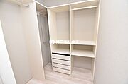 収納力のあるウォークインクローゼット。衣類はもちろん、季節物やバッグ類までまとめて整理しやすいスペースです。