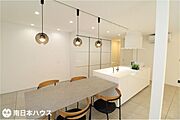 【リビング】吊り照明が落ち着きのある雰囲気を演出。キッチンから横に照明のレールが伸びており、統一感があります。