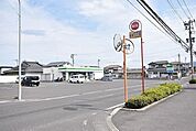コンビニ ファミリーマート坂之上店 680m