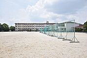 西紫原中学校【鹿児島市立西紫原中学校】は、西紫原町に位置する1979年創立の中学校です。令和3年度の生徒数は586人で、18クラスあります。校訓は「真理創造・勉学健康・敬愛協和」です。 560m
